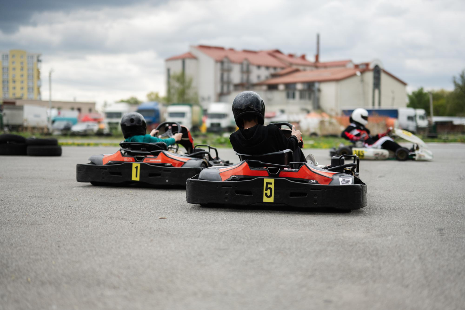 Extremo y adrenalina: carreras de karting en grupo con Buildistake